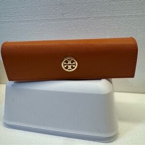 Tory Burch orange eyeglass case features gold Tory Burch‎ logo/ faux leather.